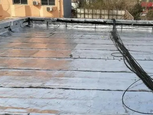 龙圩卫生间漏水维修公司分享下龙圩屋面楼顶防水刚性防水层施工要点。